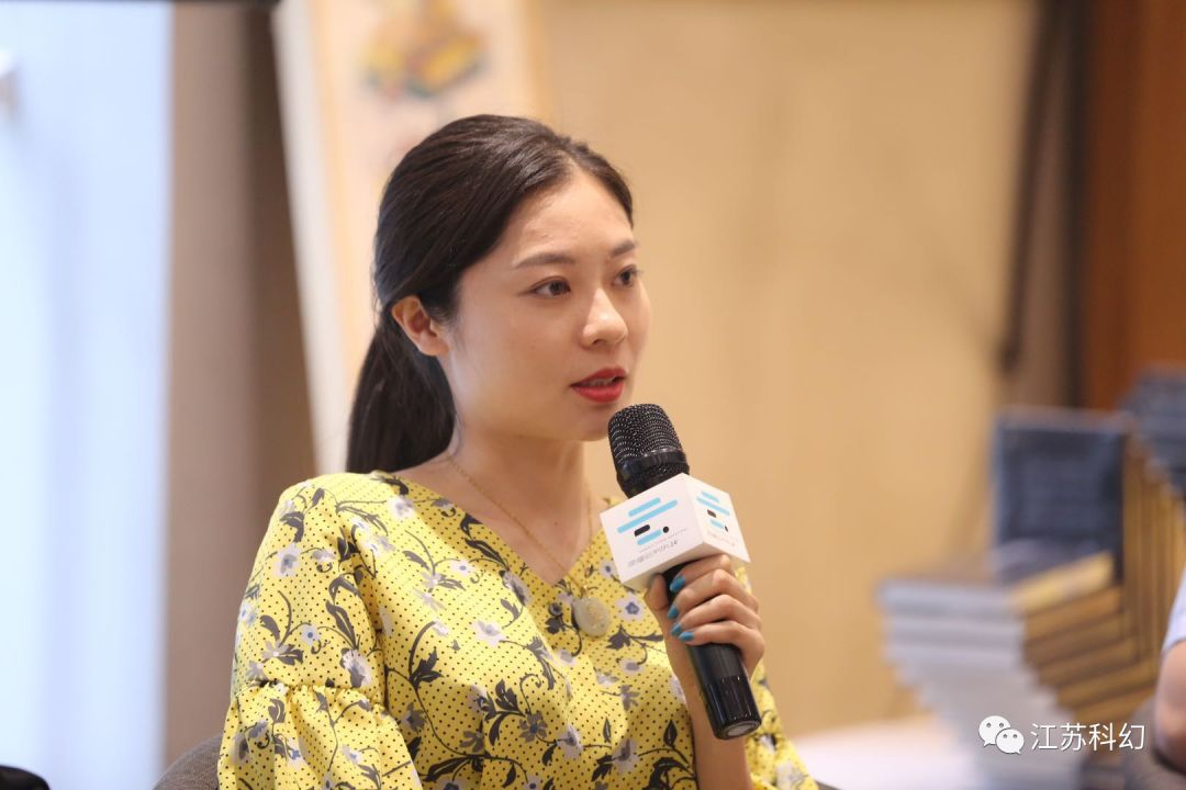 刘媛:文学博士,现为南京信息工程大学文学院讲师,江苏省科普作协科幻