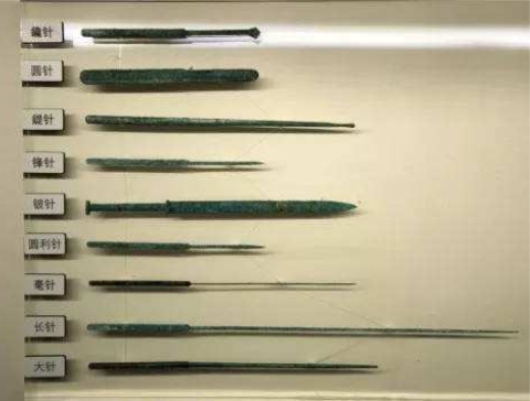 "九针"是古代人们治疗疾病用的一套针具,共九种,被称为"九针".