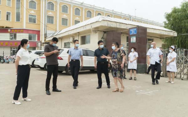 7月5日,省派駐泰安疫情防控督導組組長張勇一行7人,蒞臨我院督導疫情