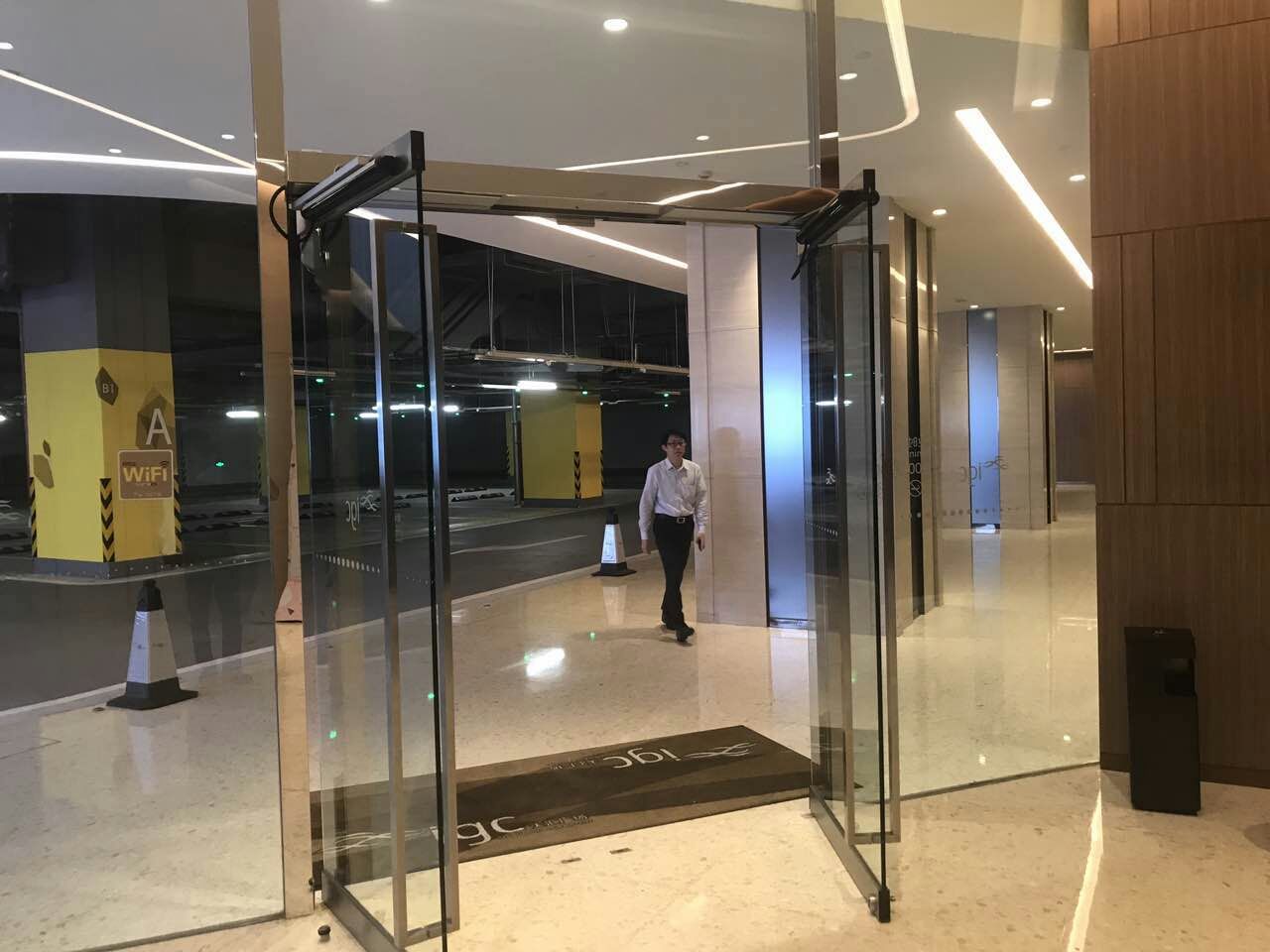 深圳玻璃自动门感应门办公室电动玻璃自动平移感应门指纹打卡-阿里巴巴