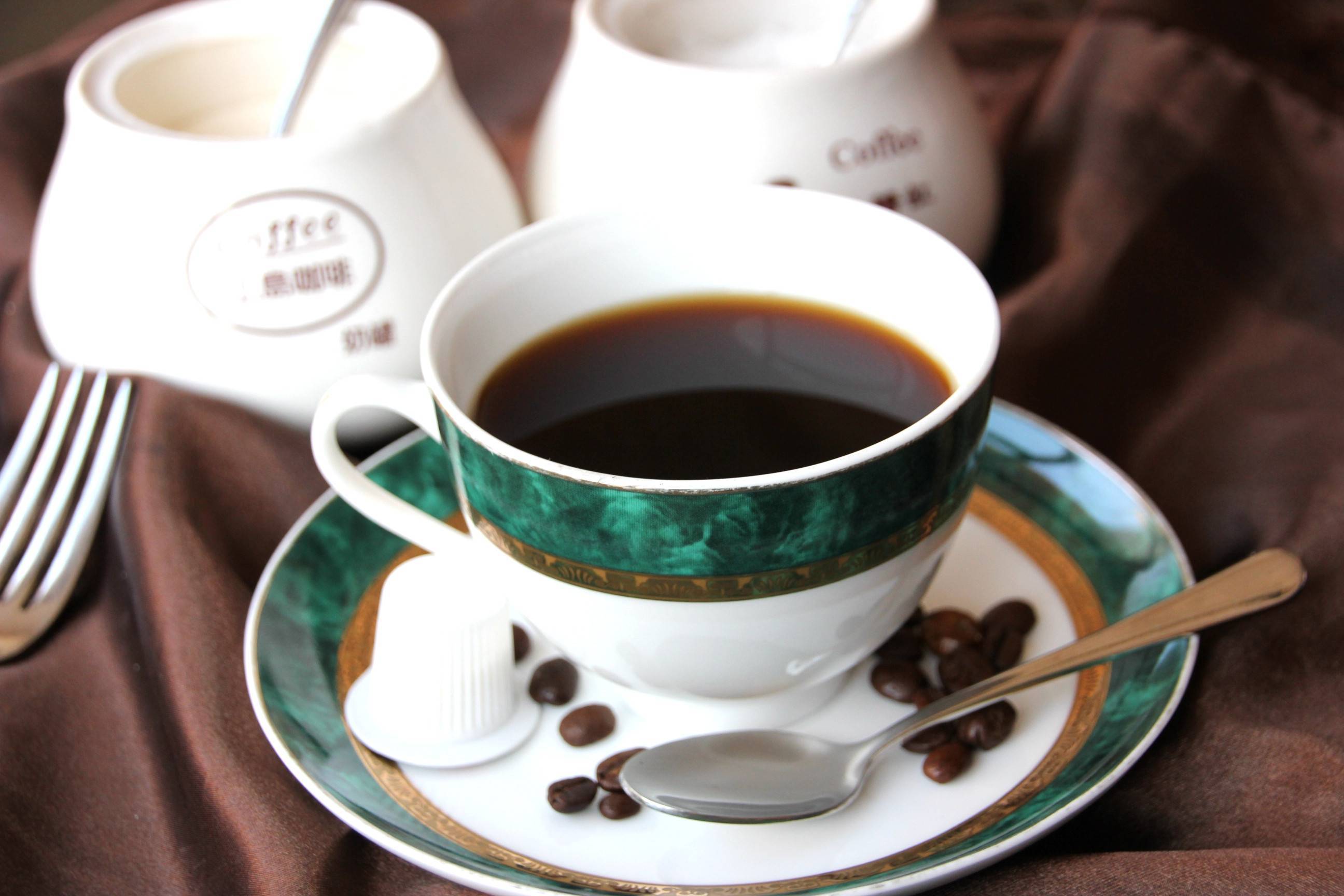 数百余种北方小吃应有尽有,至今已生存十年;上海莘松路上岛咖啡店,其