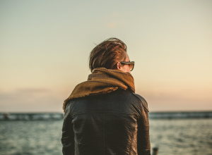 woman looking at horizon 看地平线的女人