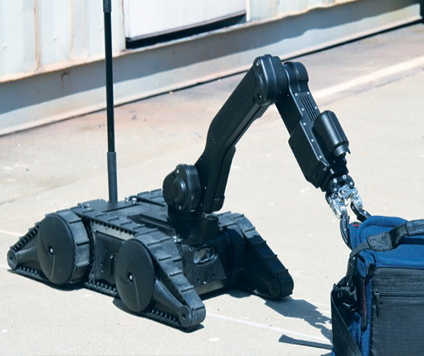 面对可疑包裹和易燃易爆品,维达安防排爆版机器人的大范围机械臂及