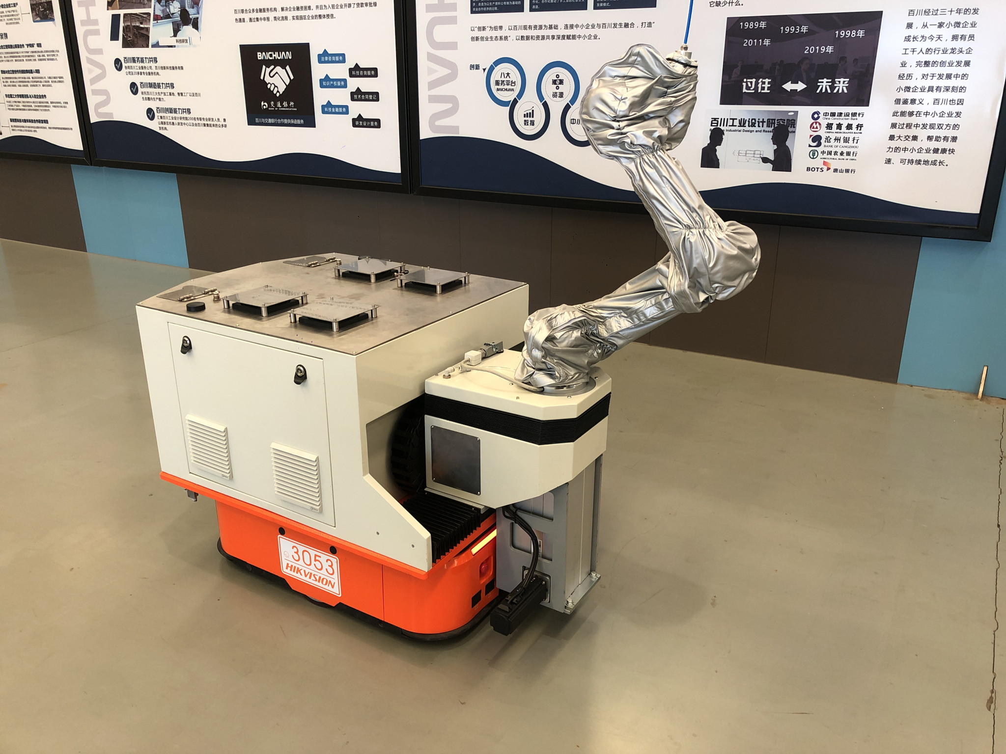 吹扫车辆两侧的时候,两侧自动除尘装置与自动吹扫车同步走行,车辆吹扫