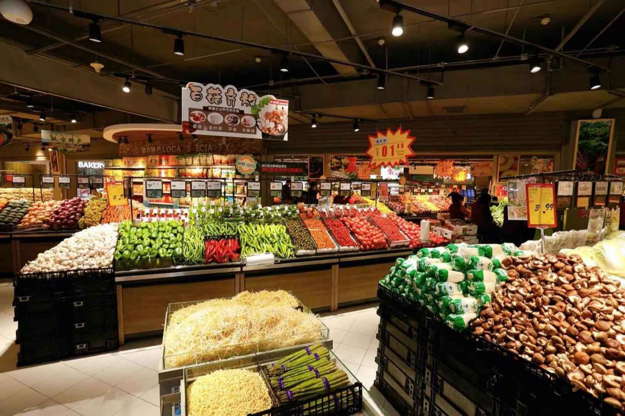 超市经营面积4000多平米,生鲜区是最大亮点,全国各地的水果蔬菜应有尽